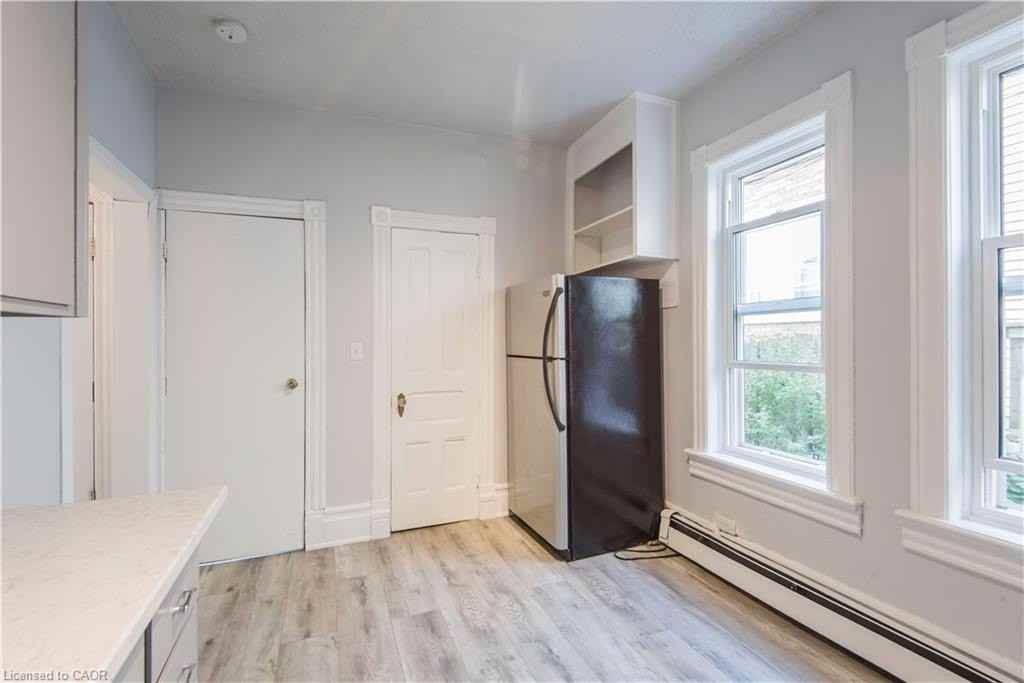 71 Wellington Street N 1 - Photo 7 of 17