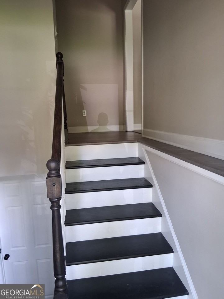 8229 Queens Dr - Photo 3 of 24