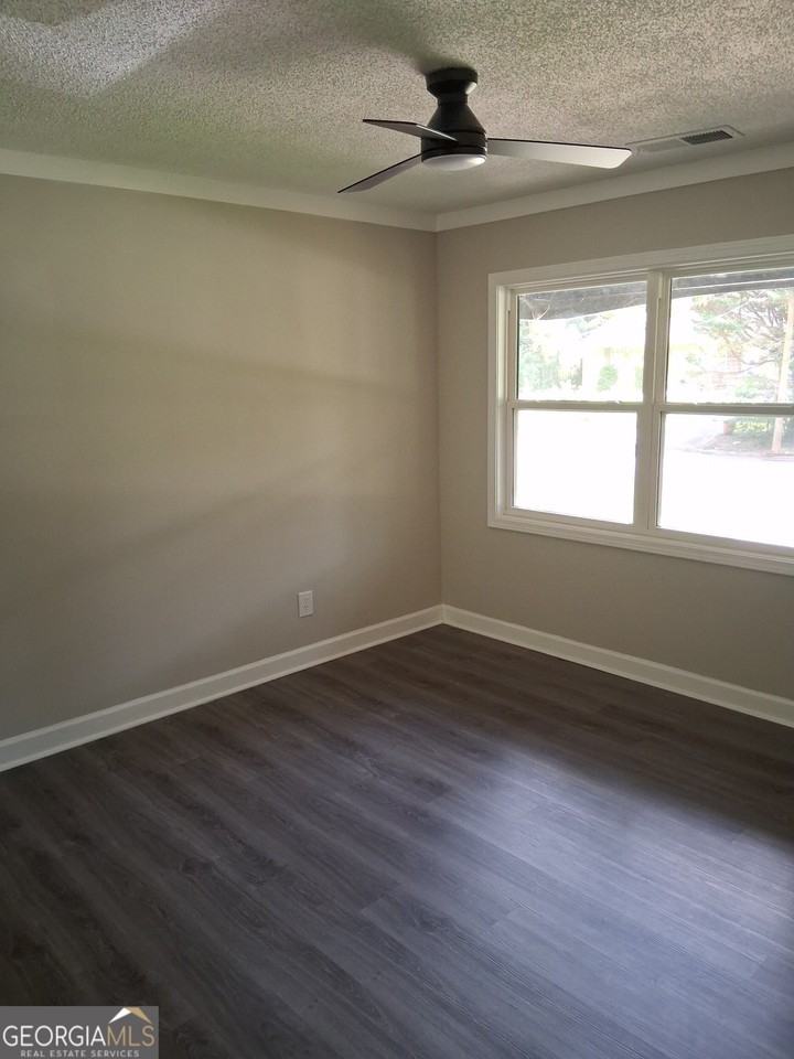 8229 Queens Dr - Photo 5 of 24