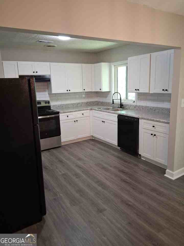 8229 Queens Dr - Photo 7 of 24