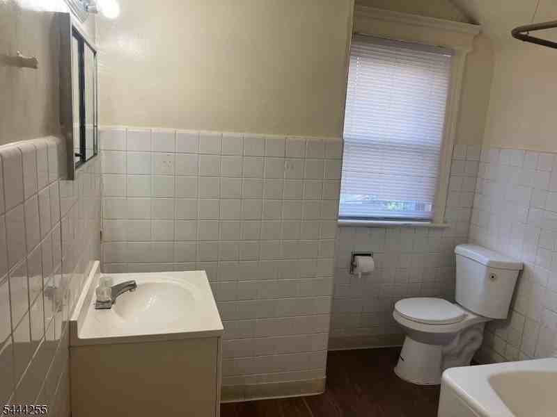 407 William St - Photo 2 of 4