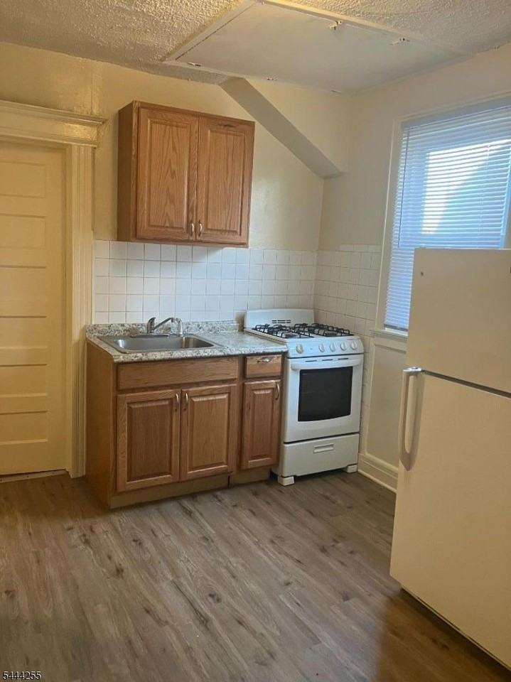 407 William St - Photo 3 of 4