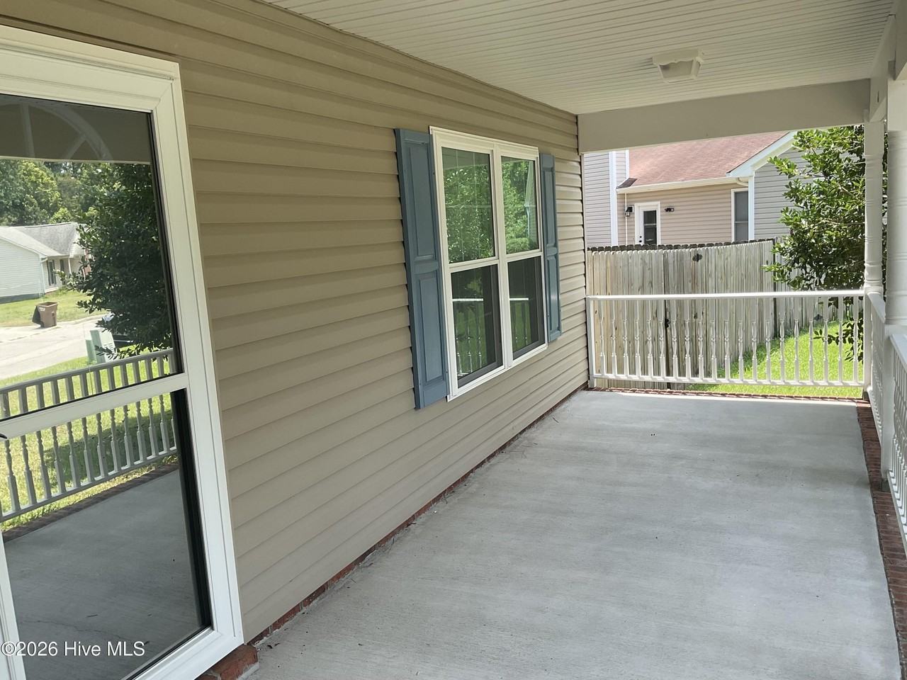 529 Raintree Rd - Photo 2 of 27
