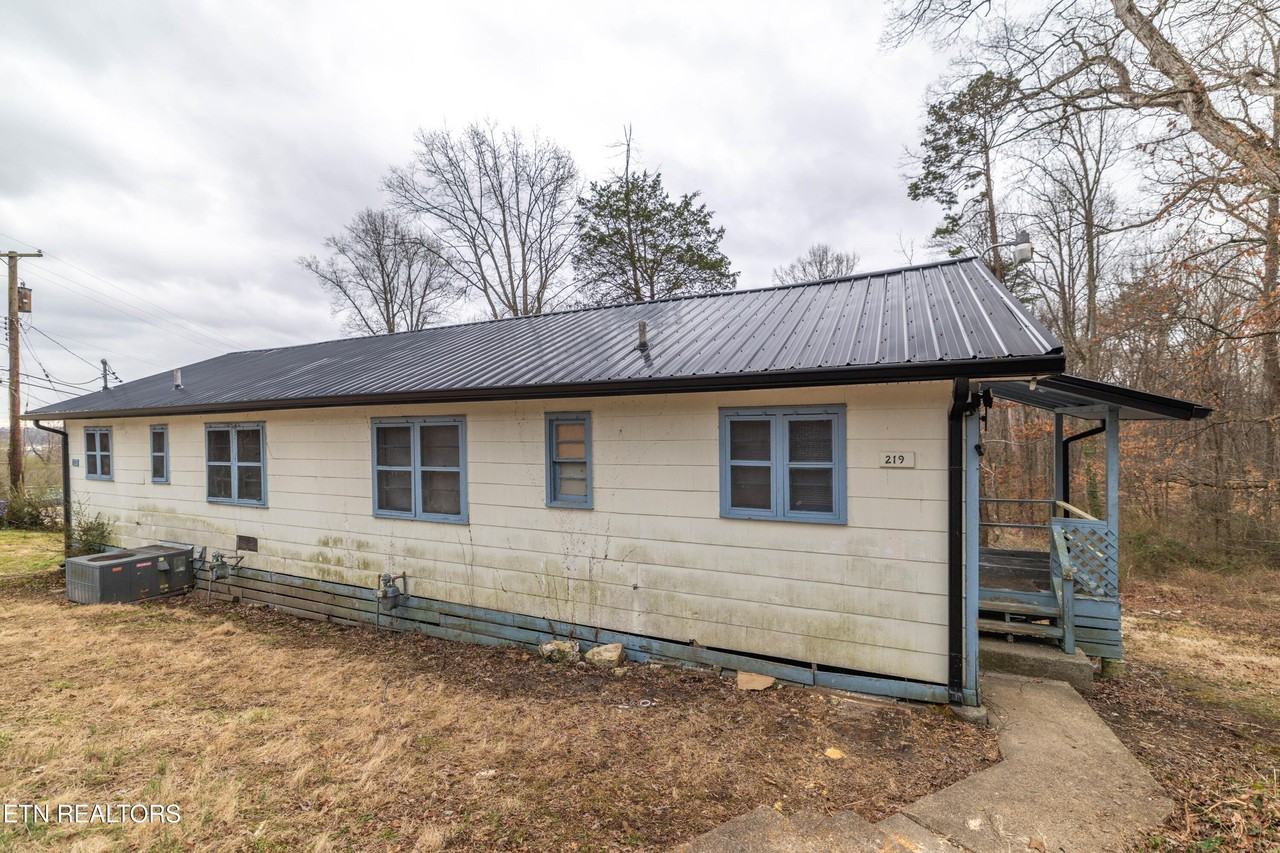 219 Highland Ave - Photo 2 of 22