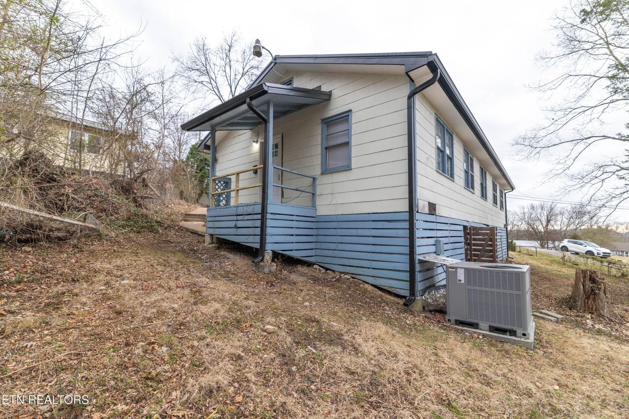 219 Highland Ave - Photo 4 of 22