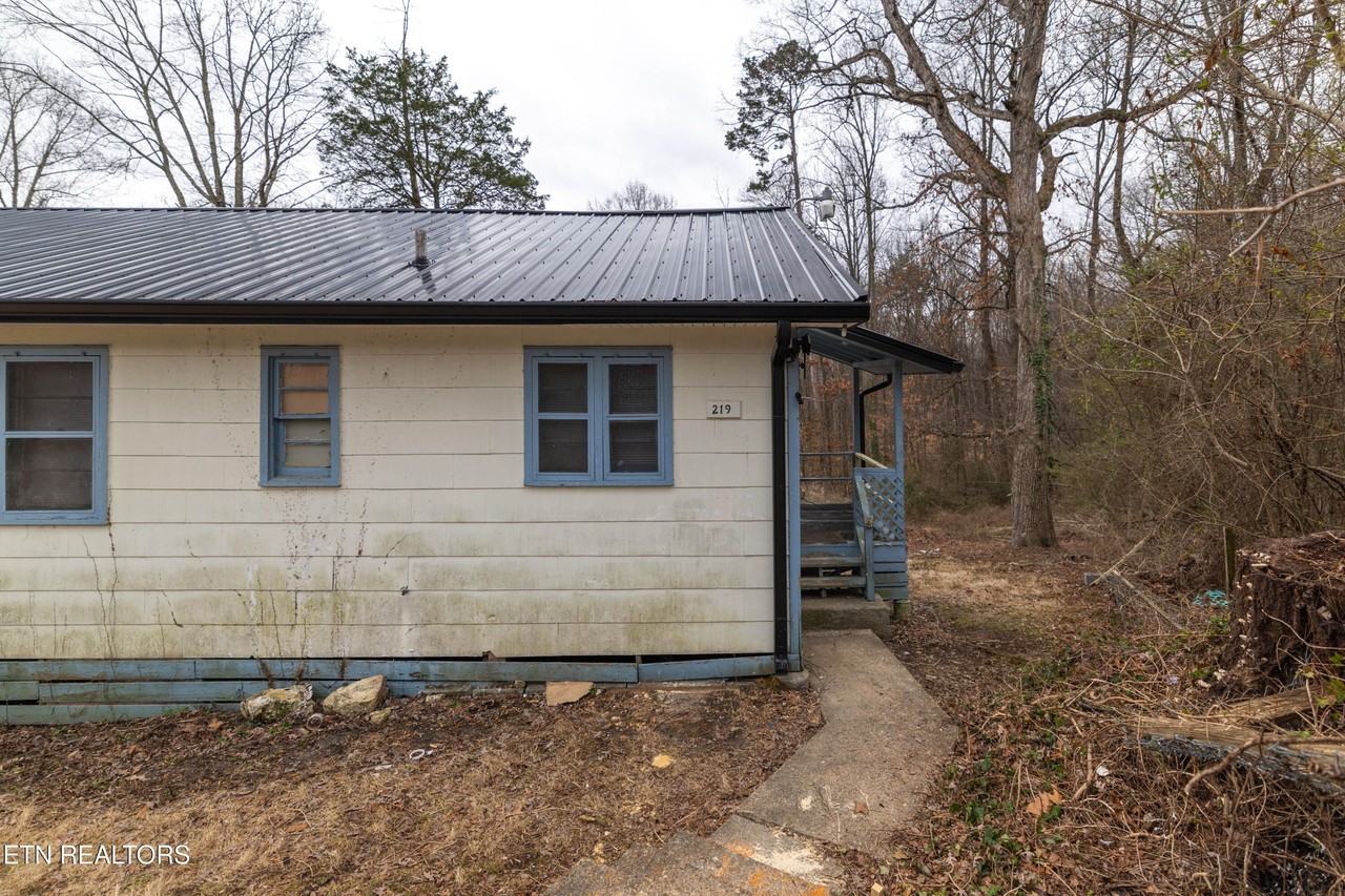 219 Highland Ave - Photo 5 of 22