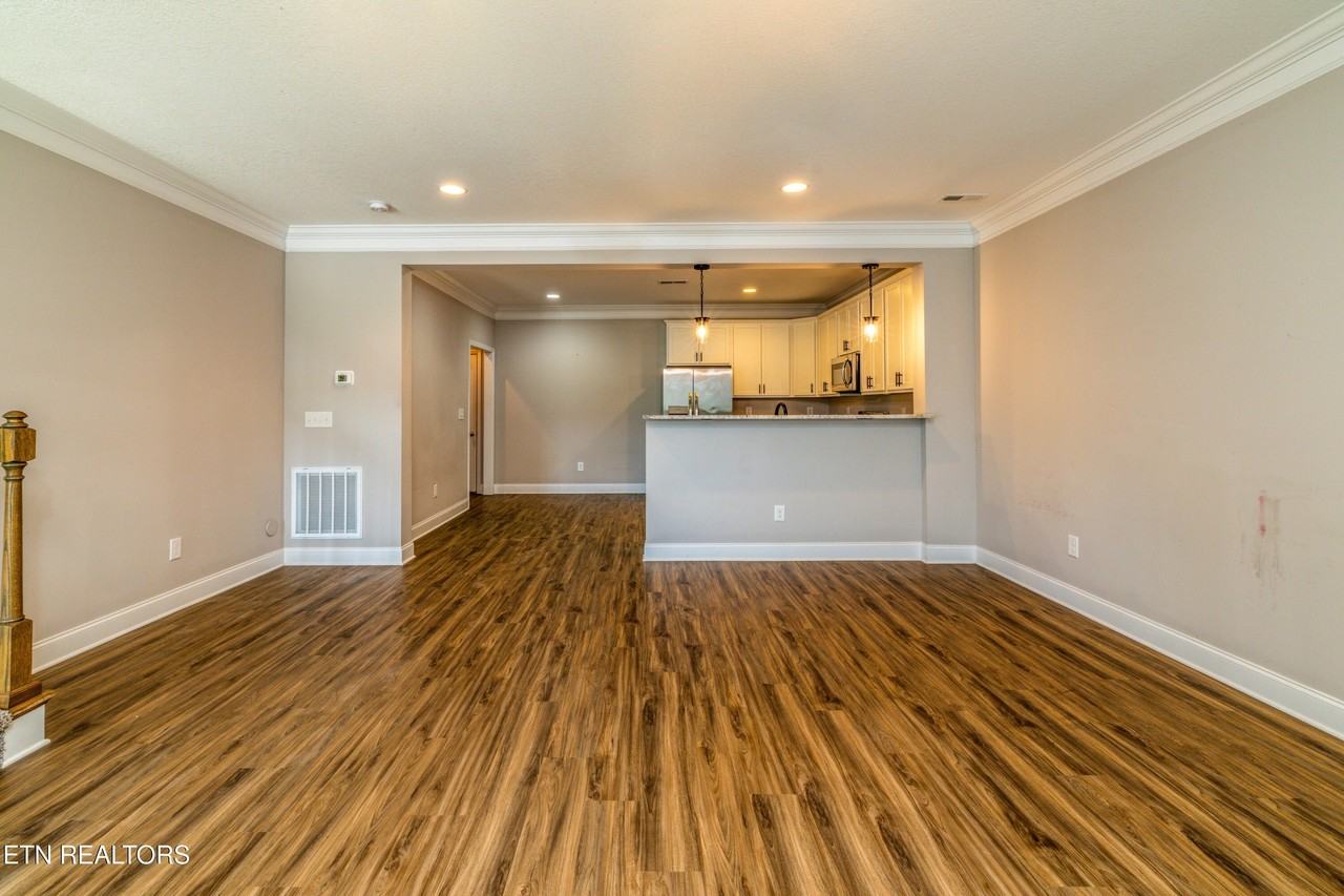 338 Broadberry Ave - Photo 4 of 33