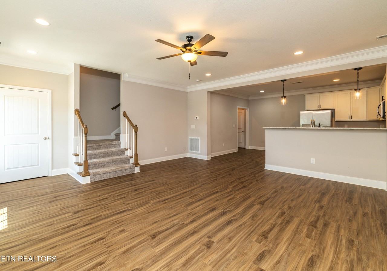 338 Broadberry Ave - Photo 5 of 33