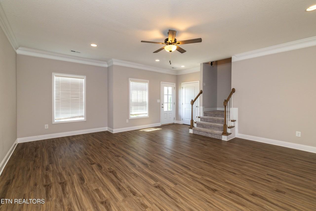 338 Broadberry Ave - Photo 6 of 33