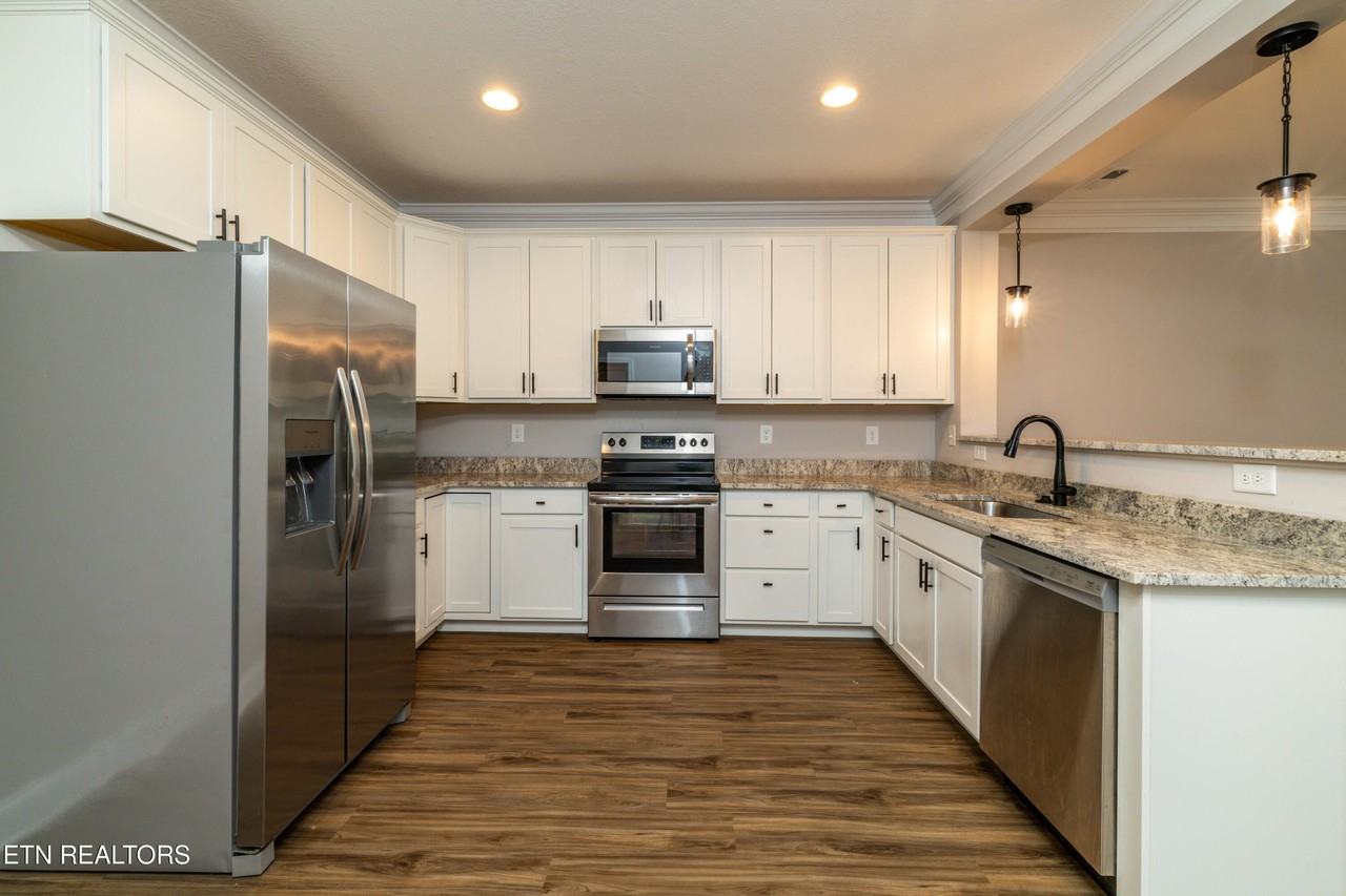 338 Broadberry Ave - Photo 7 of 33