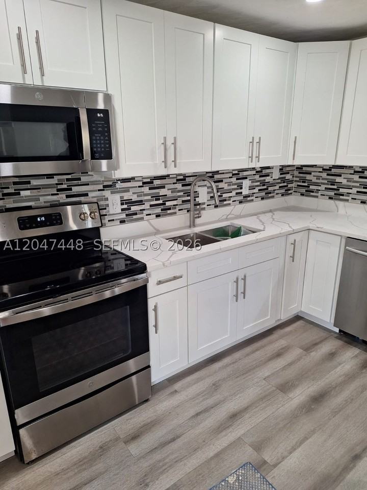 6328 Sw 20th St - Photo 3 of 9