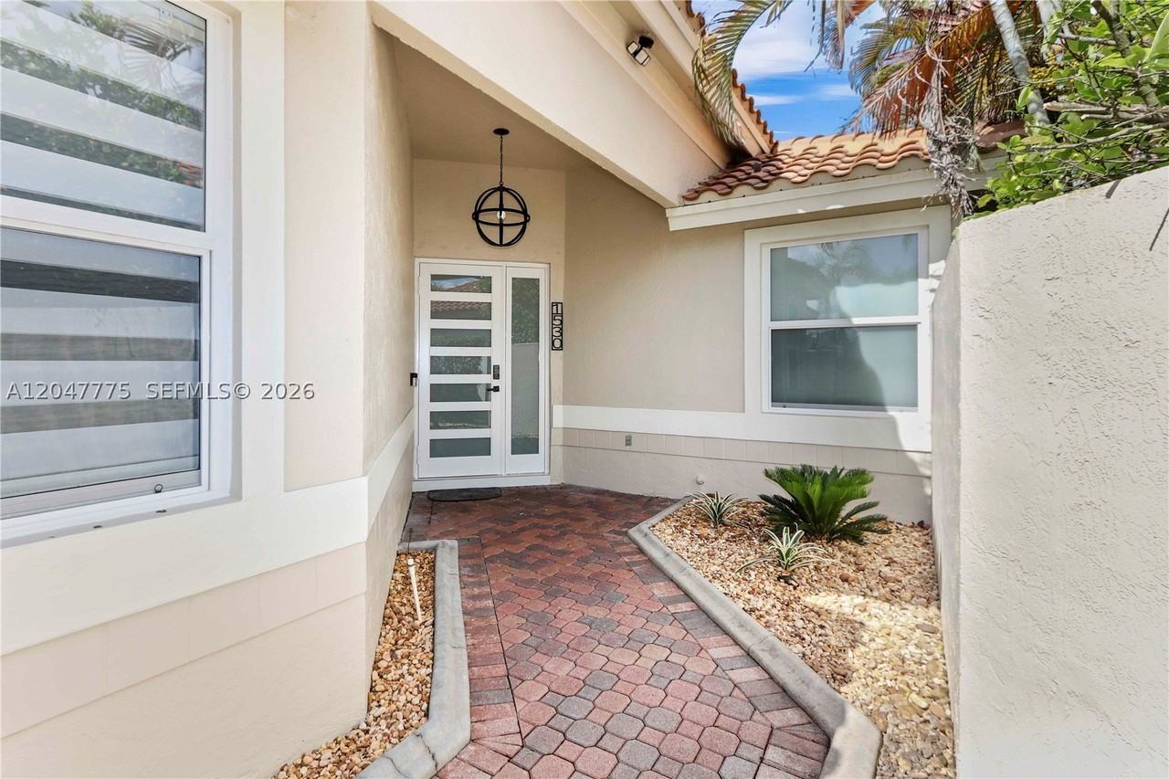 1530 Lacosta Dr W - Photo 3 of 39