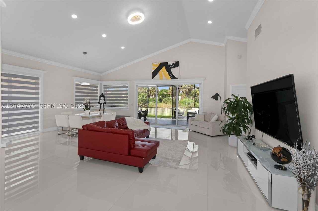 1530 Lacosta Dr W - Photo 4 of 39