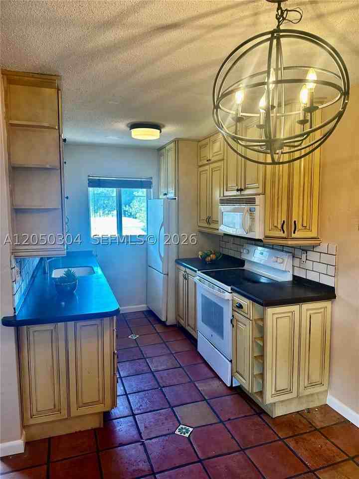 1733 Mayo St #7 - Photo 2 of 7