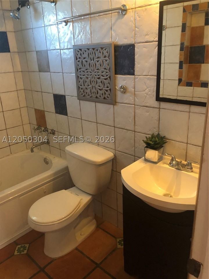 1733 Mayo St #7 - Photo 4 of 7