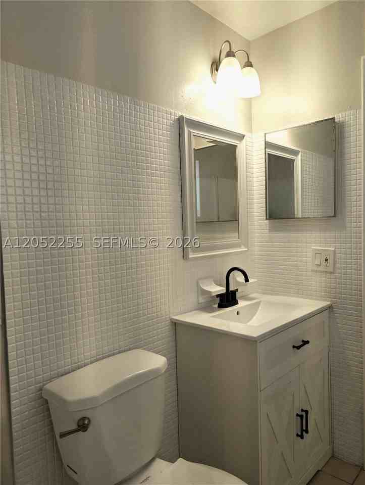 888 Sw 62nd Ave - Photo 4 of 19