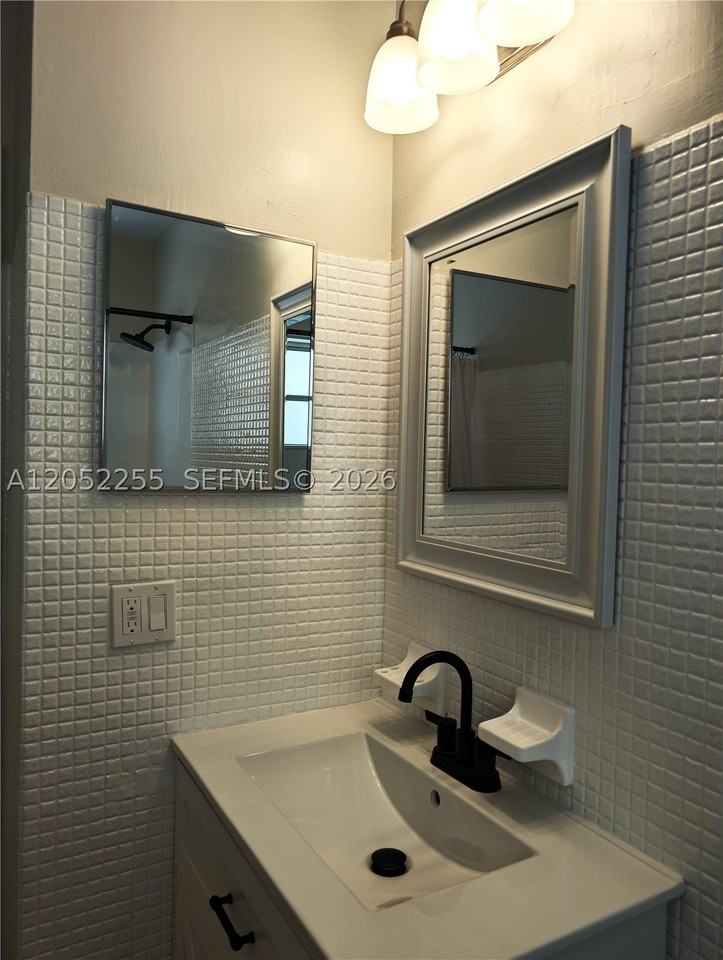 888 Sw 62nd Ave - Photo 5 of 19