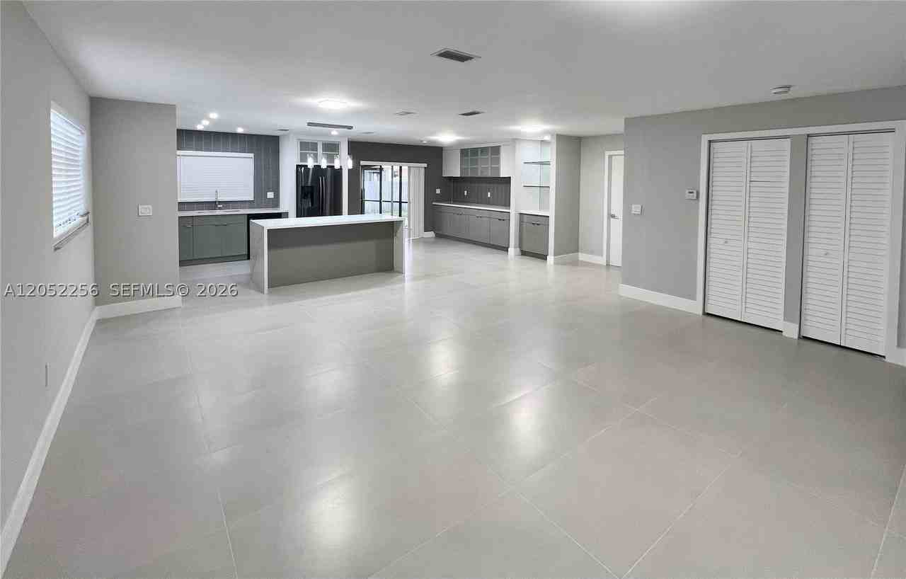 240 Se 7th St - Photo 2 of 13