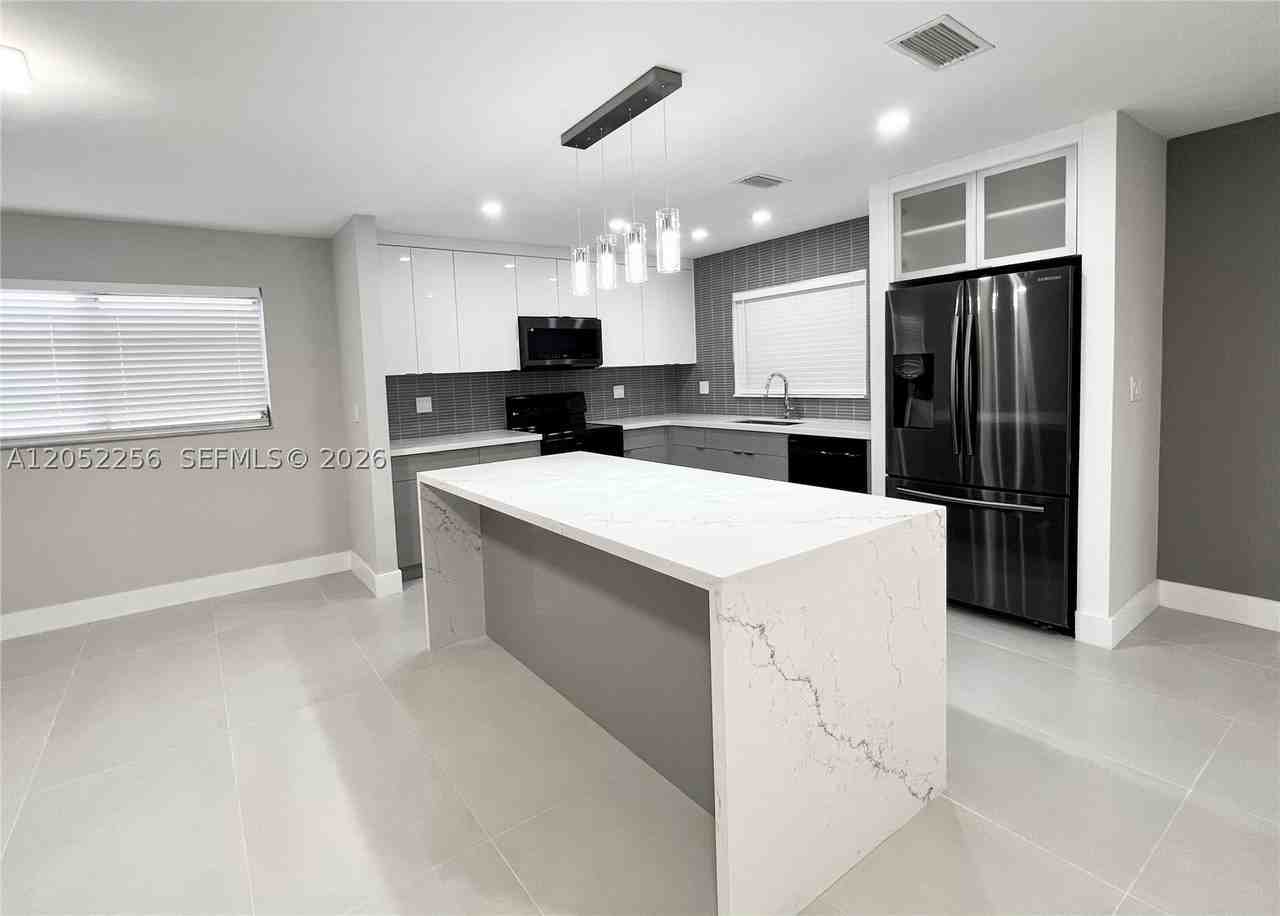 240 Se 7th St - Photo 3 of 13
