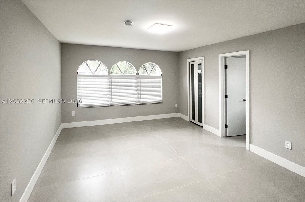 240 Se 7th St - Photo 5 of 13