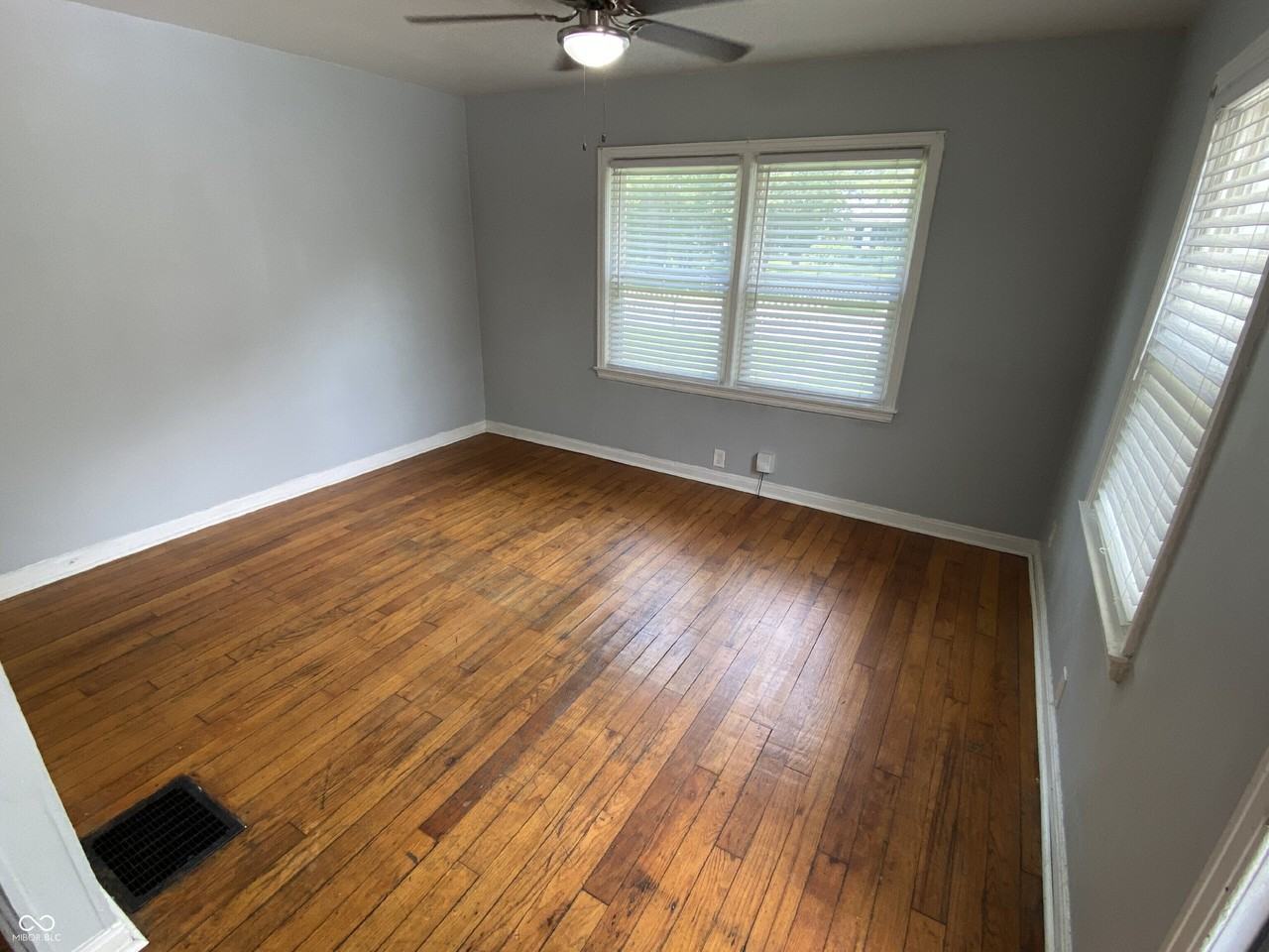 607 N Tibbs Ave - Photo 2 of 13