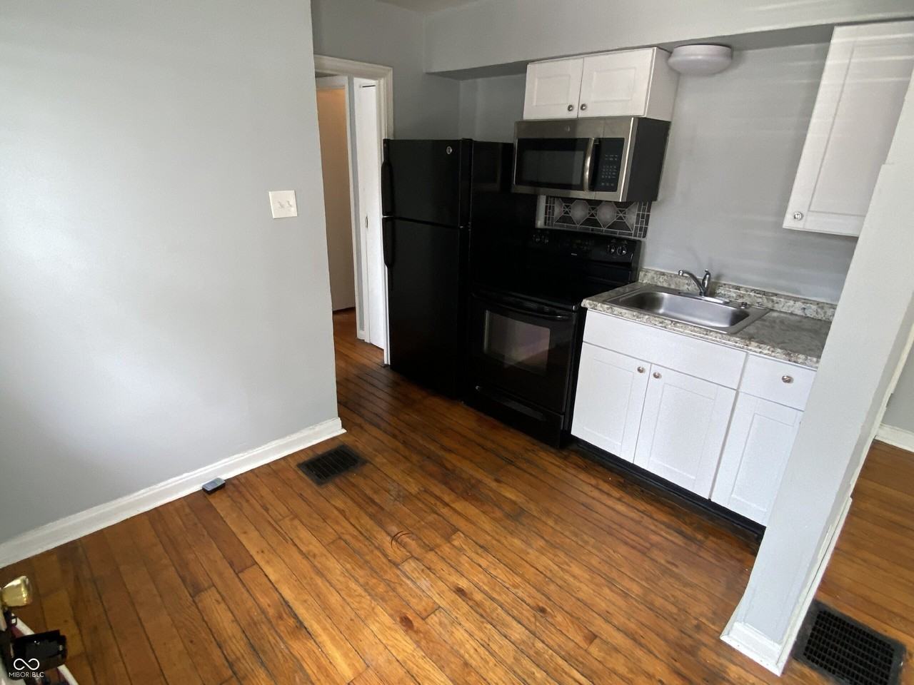 607 N Tibbs Ave - Photo 4 of 13