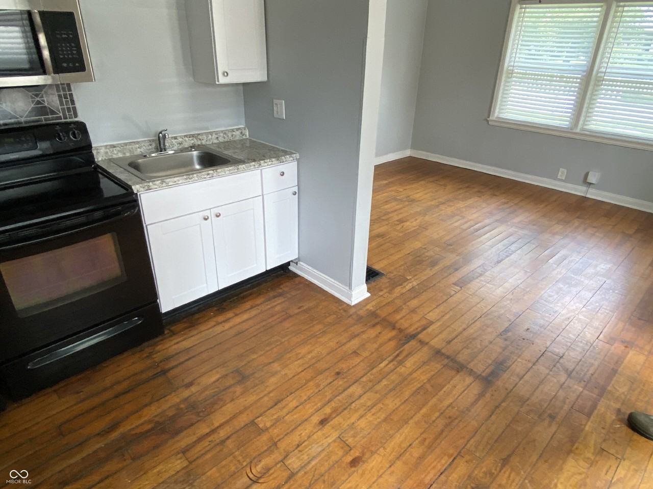 607 N Tibbs Ave - Photo 5 of 13