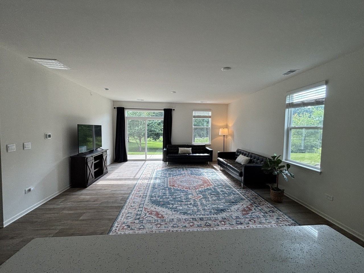 922 Darwin St - Photo 4 of 9