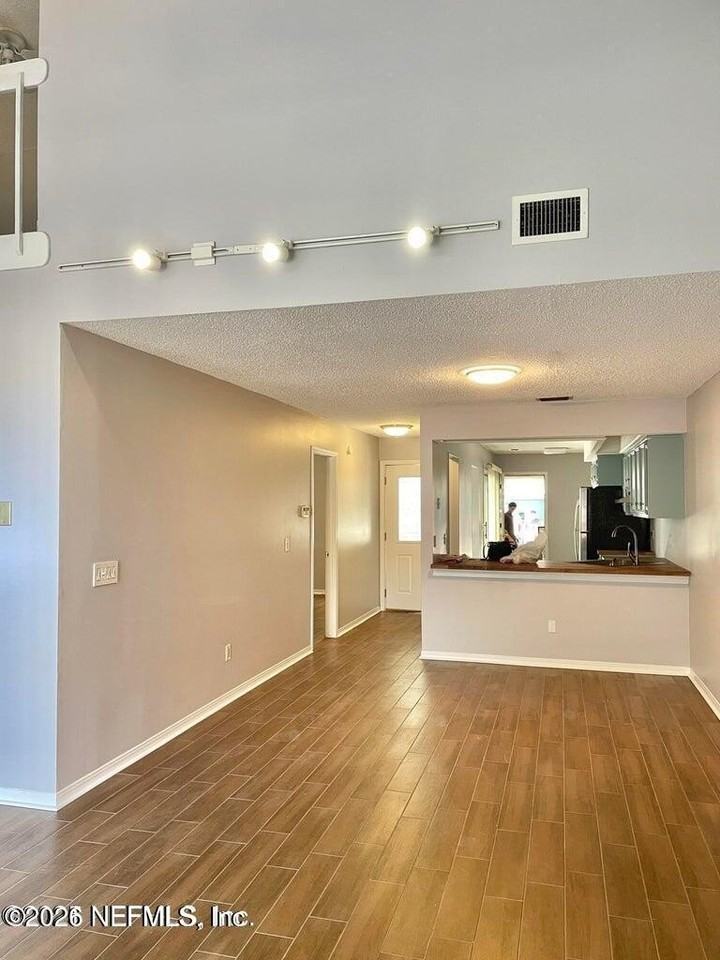 1185 Romaine Cir W - Photo 5 of 20