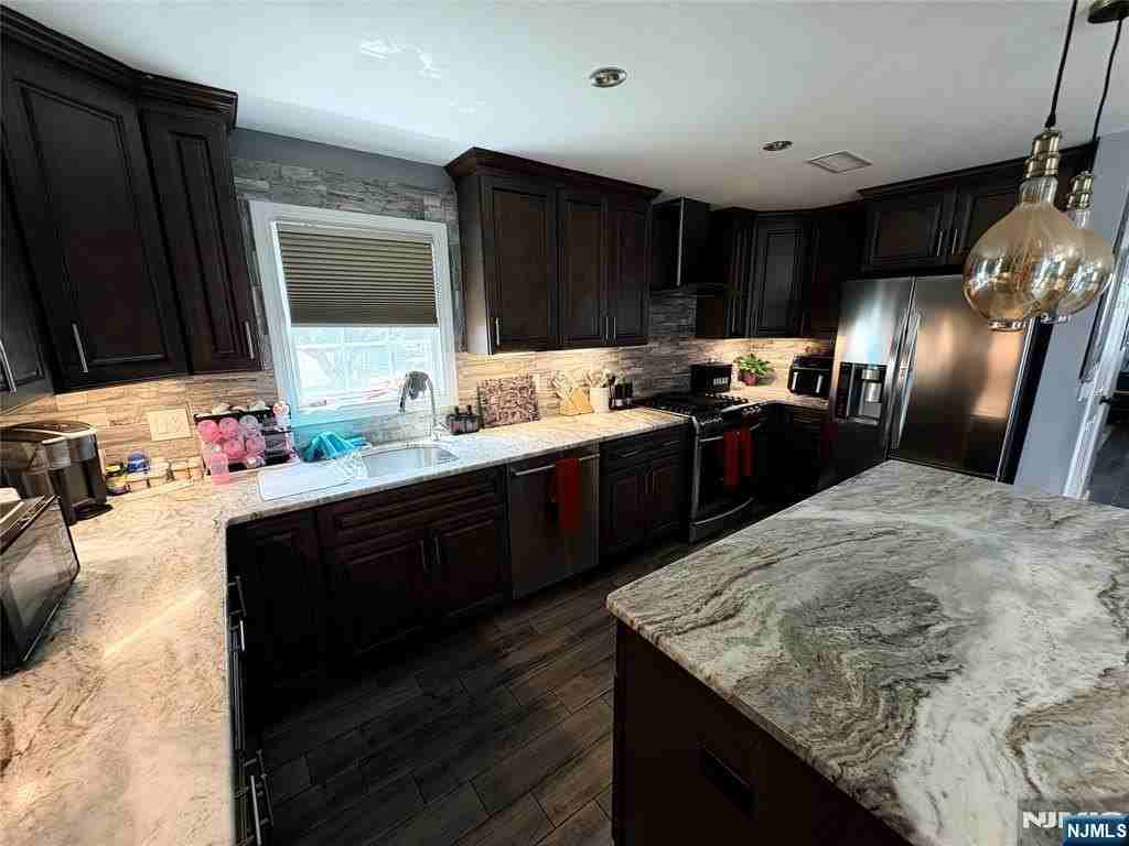 601 10th St - Photo 6 of 7