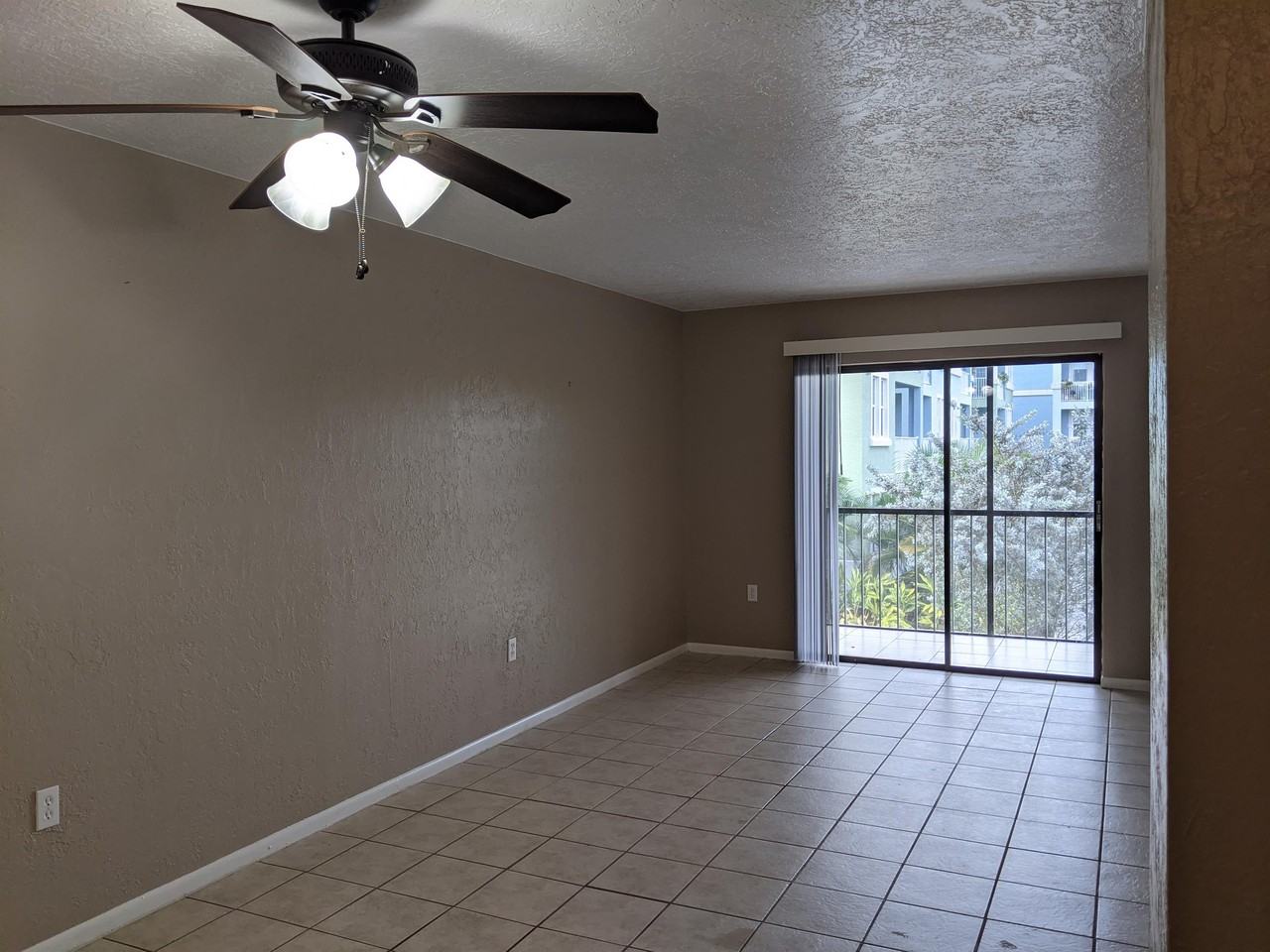 1564 University LaneAPT 806 #806 - Photo 4 of 8