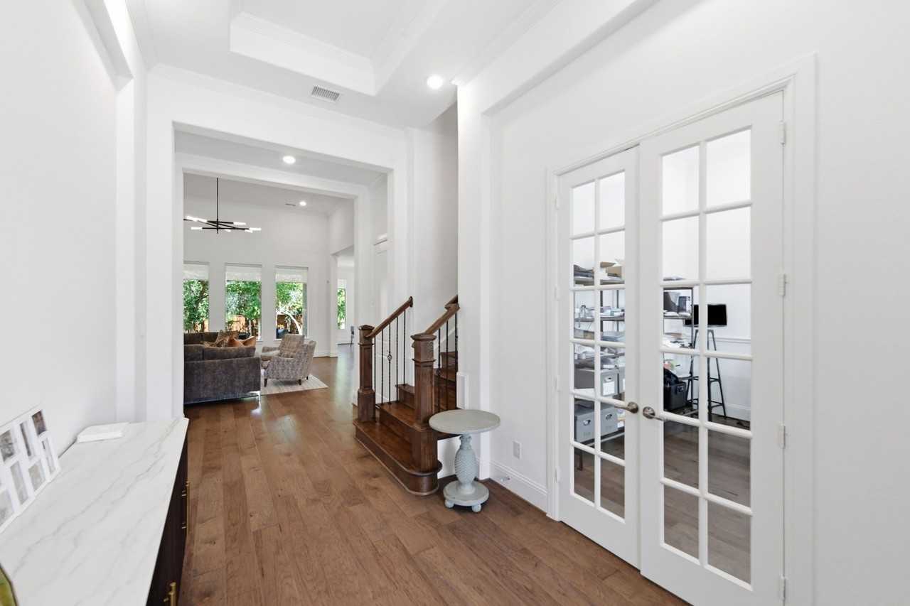 816 Omaha Trl - Photo 4 of 40