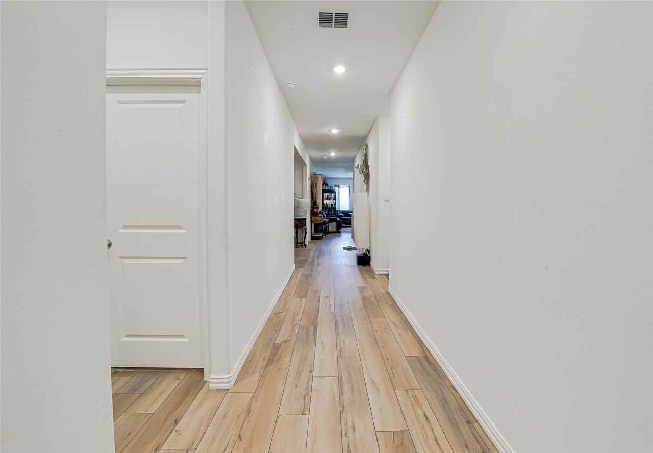 2116 Okeefe Dr - Photo 2 of 20