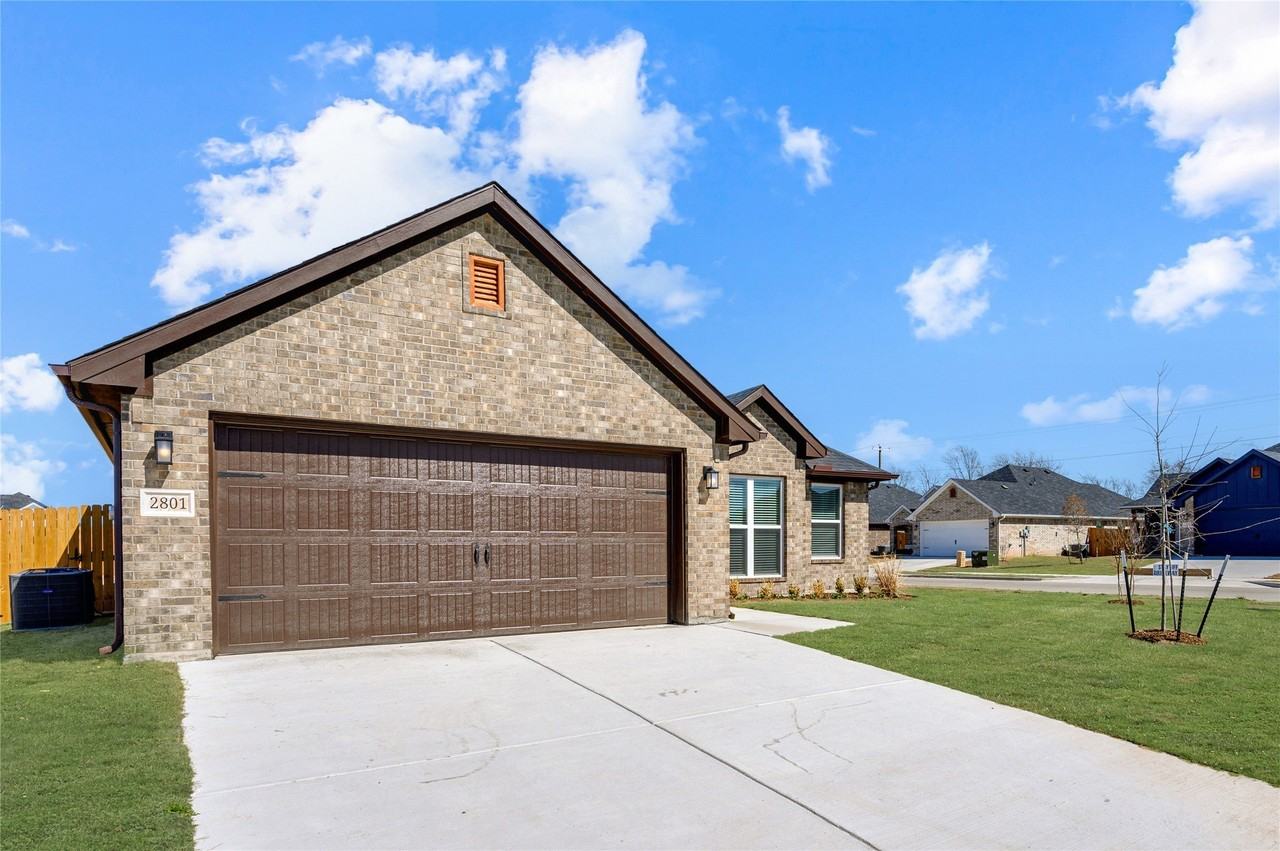 2801 Tulip Dr - Photo 4 of 39