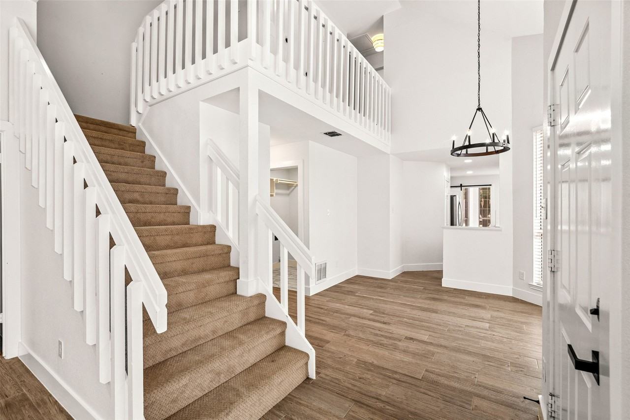 381 Arbor Ln - Photo 3 of 28
