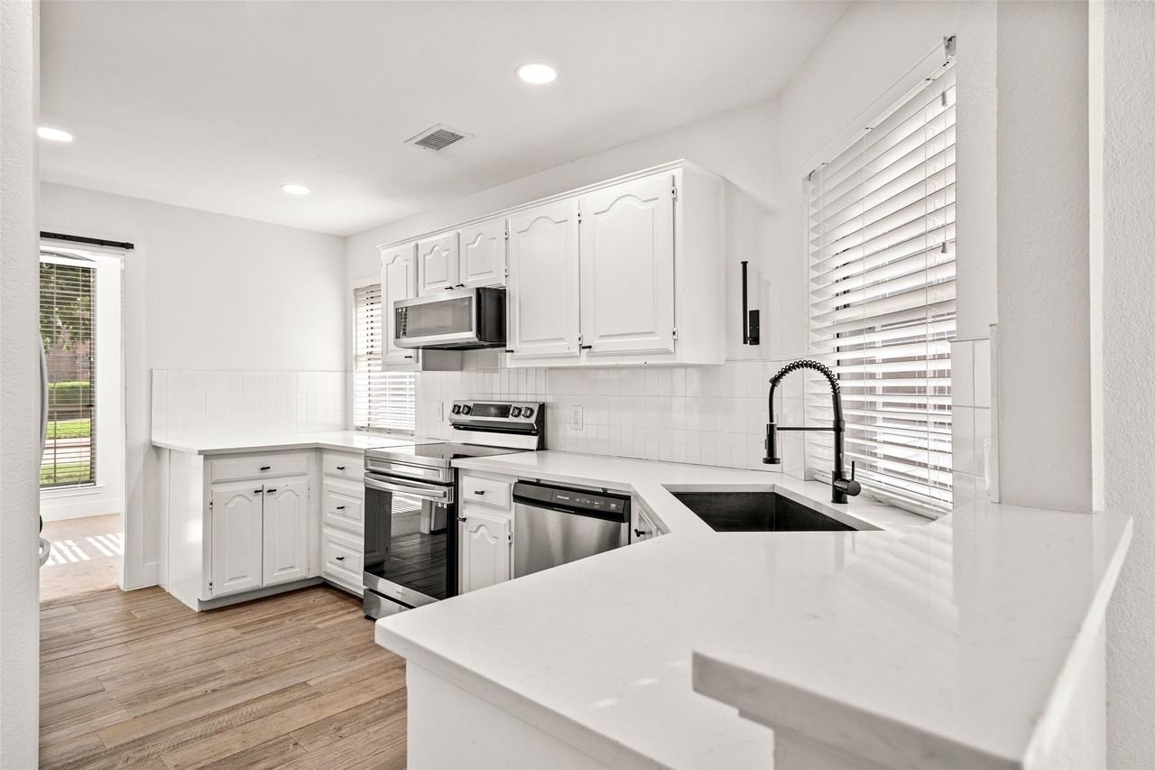 381 Arbor Ln - Photo 4 of 28