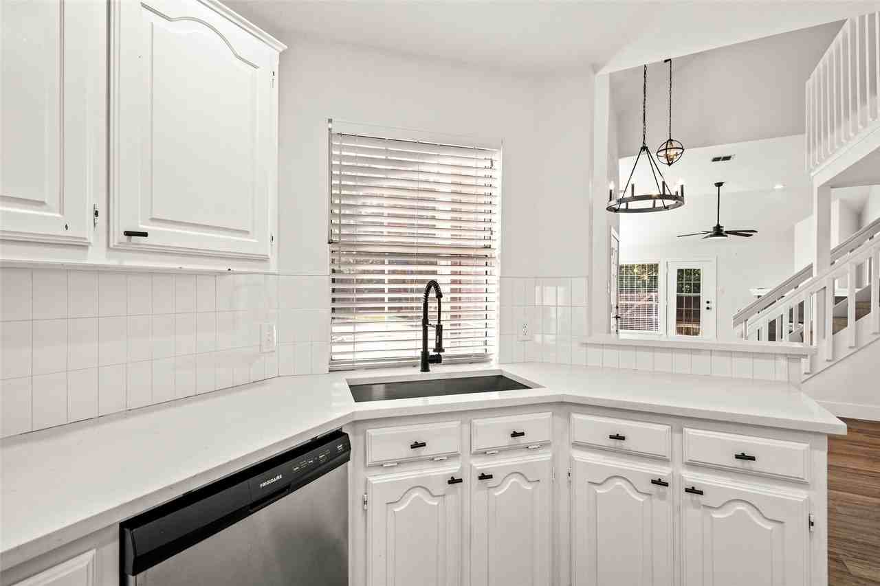 381 Arbor Ln - Photo 6 of 28