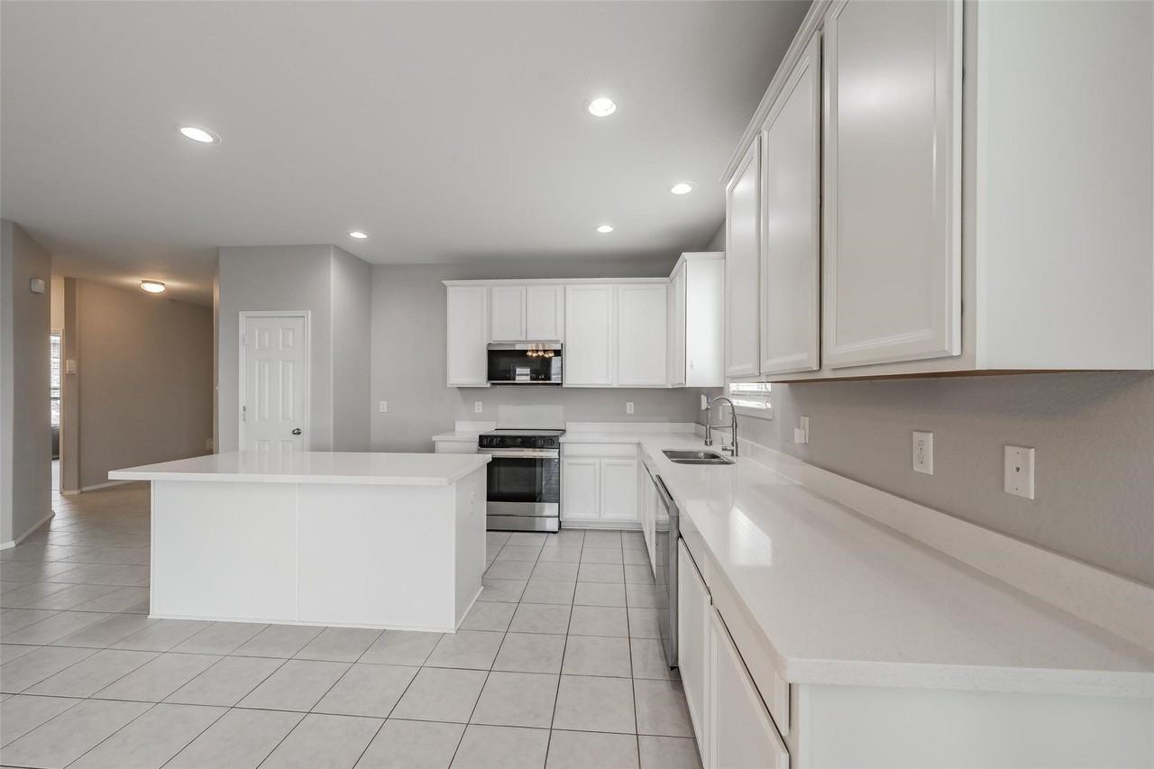 2404 Bermont Red Ln - Photo 5 of 19