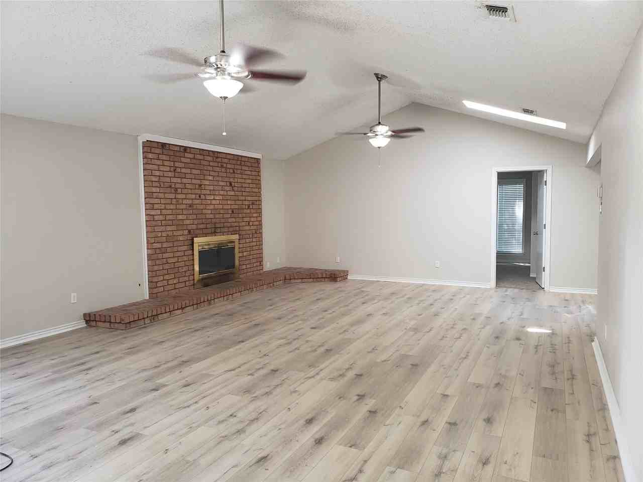 2697 Poplar Dr - Photo 2 of 14