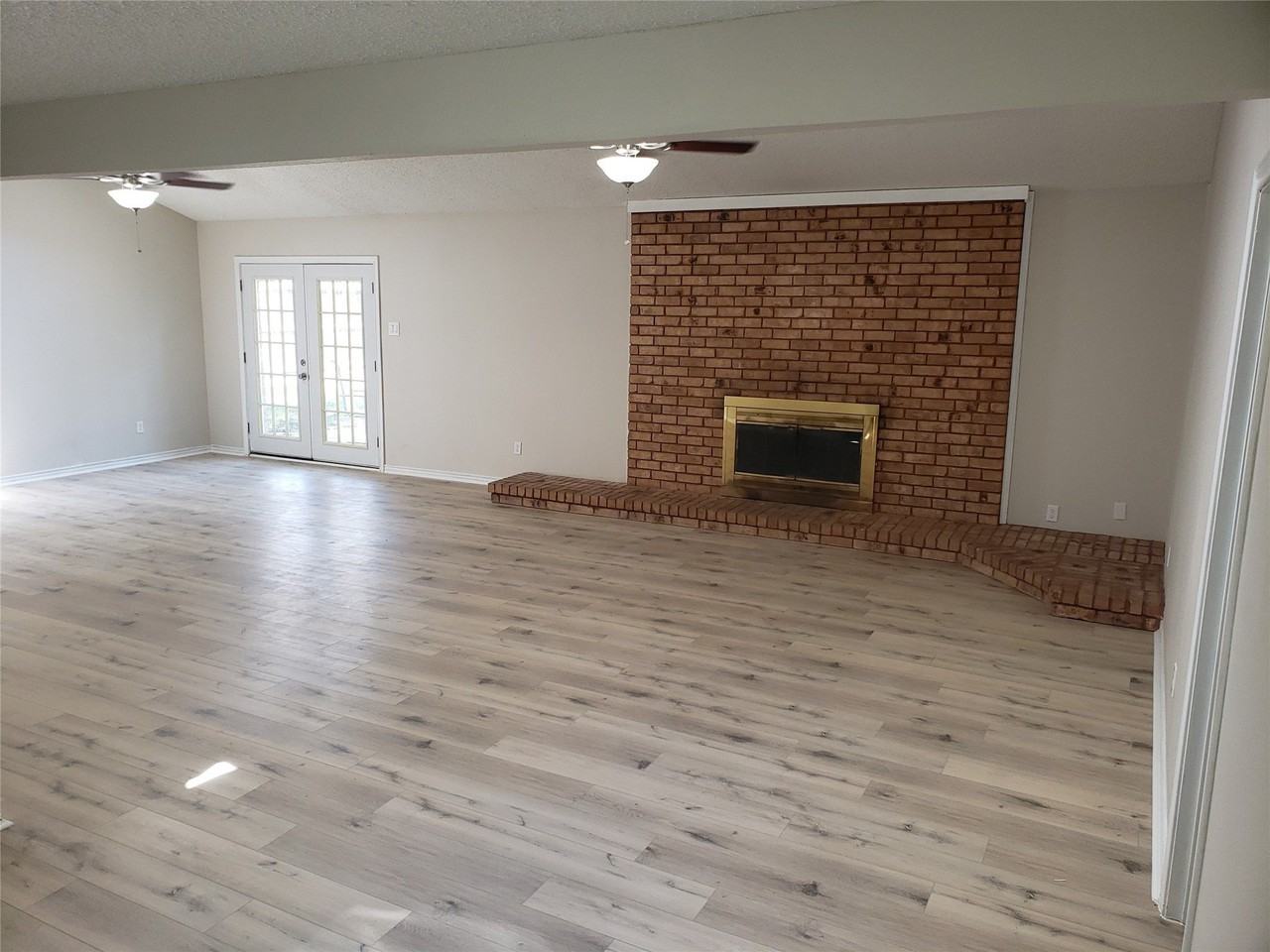 2697 Poplar Dr - Photo 3 of 14