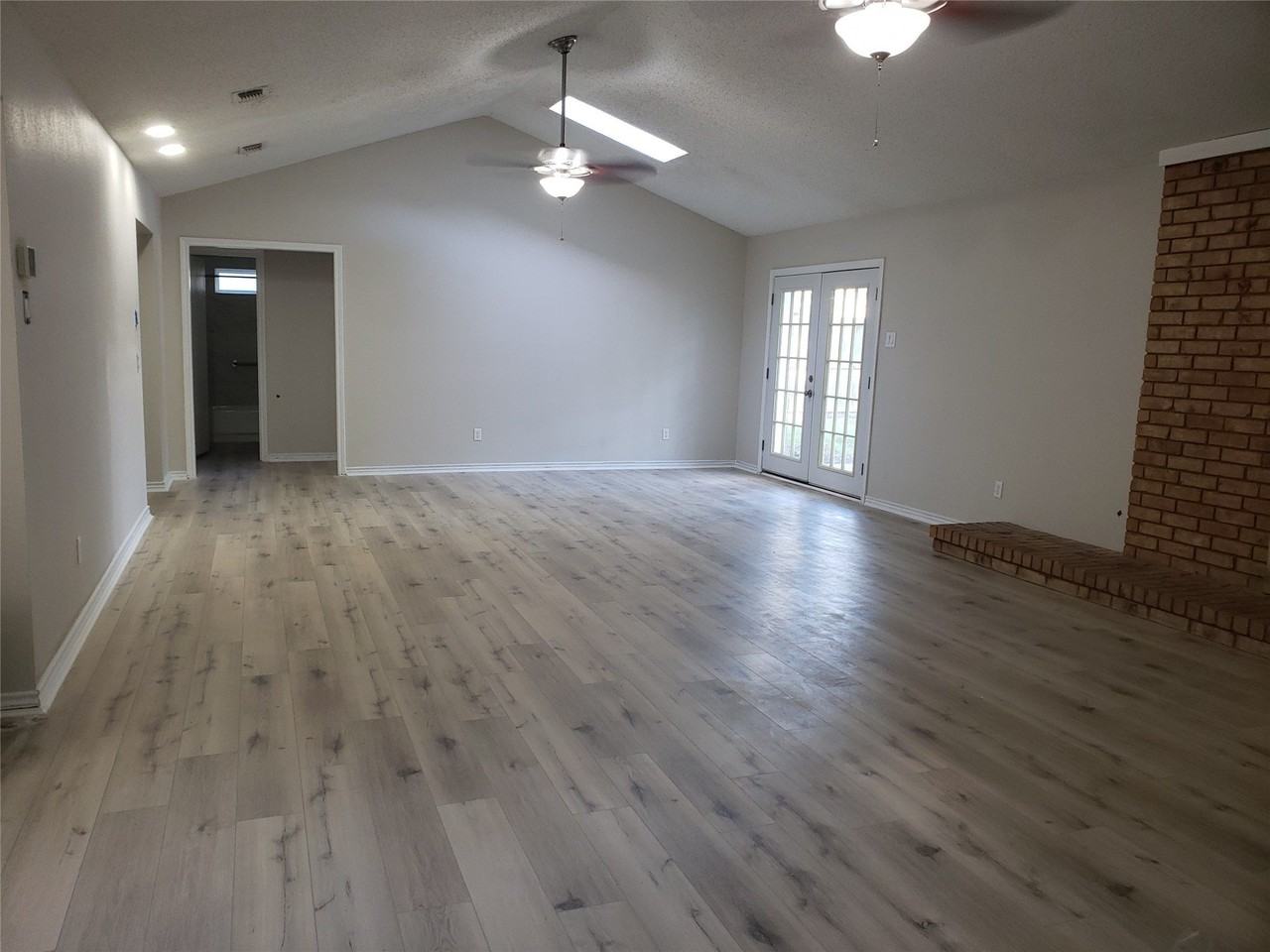 2697 Poplar Dr - Photo 4 of 14
