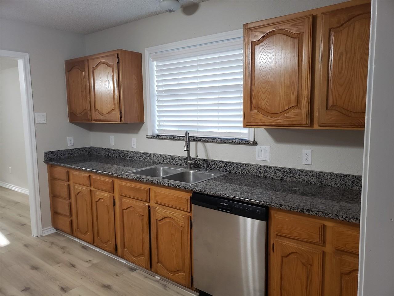 2697 Poplar Dr - Photo 7 of 14