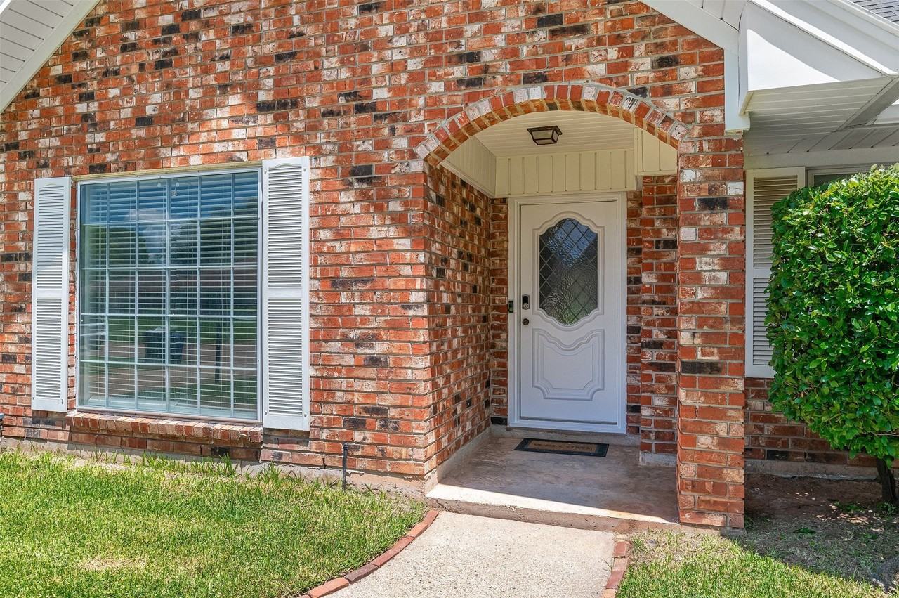 1554 Westbury Dr - Photo 3 of 25