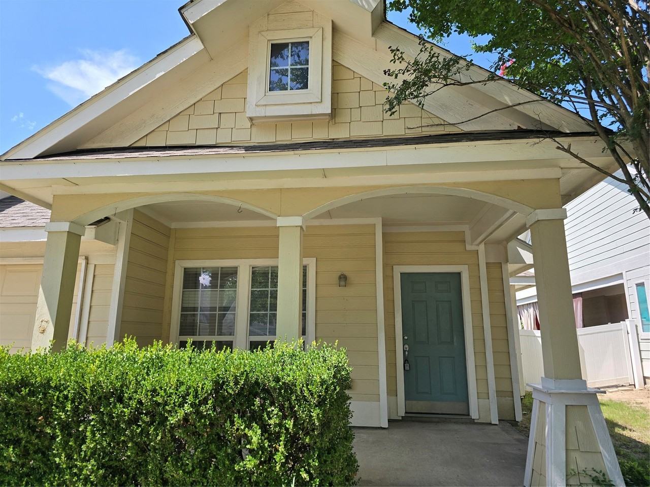 2410 Parkview Dr - Photo 2 of 20