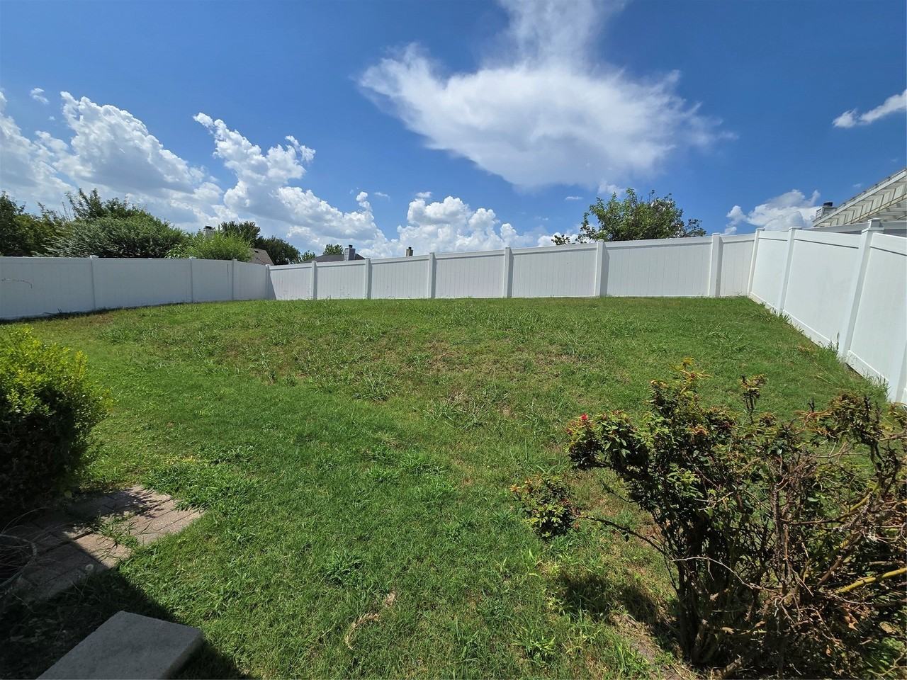 2410 Parkview Dr - Photo 5 of 20