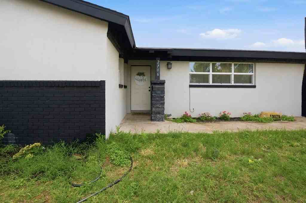 2706 E 11th St - Photo 3 of 28