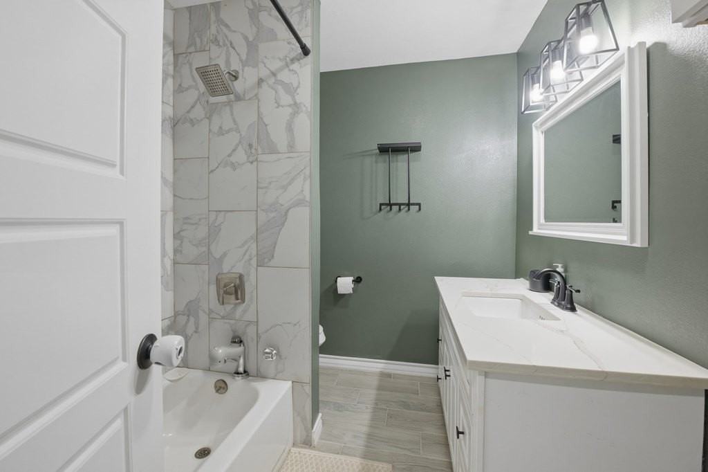 2706 E 11th St - Photo 4 of 28