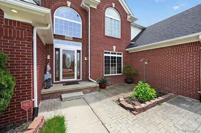 48166 Ellington Dr - Photo 2 of 8
