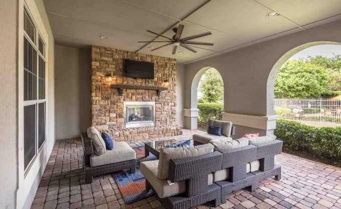 2733 Macarthur Blvd - Photo 3 of 10