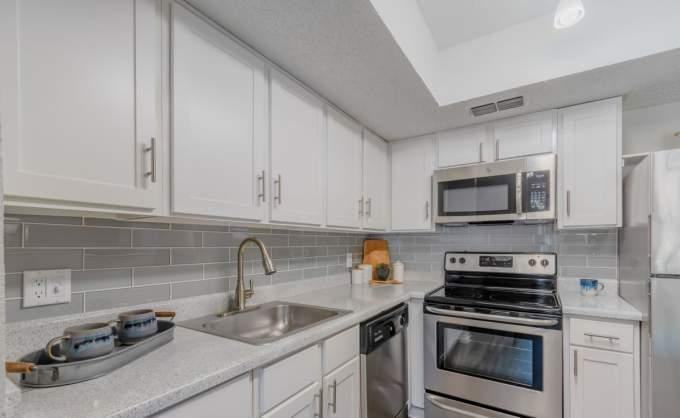 6083 S Hulen St - Photo 3 of 10